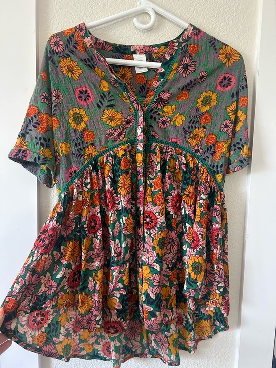 Anthropologie Tops - Anthropologie Akemi + Kin Green Floral Print Top!